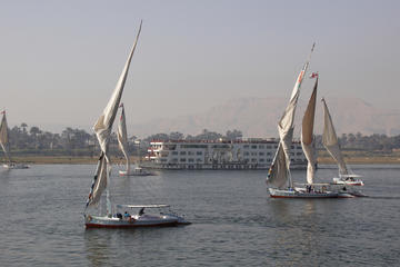 Cairo Shore Excursion: Private Day Tour of Giza Pyramids and Felucca Boat Ride on the Nile