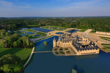 Château de Chantilly Tour from Paris Including the Great Stables of the Prince de Conde and a Renaissance-Style Meal