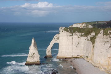 Small group trip to Normandy and visits to historical places including lunch and tastings of liqueur and calvados