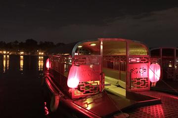 Beijing Hutong Night Tour with Yunnan Style Dinner and Chartered Boat Ride at Houhai Lake