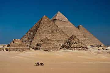 Private Long Layover Tour: Giza Pyramids, Egyptian Museum, and Bazaar from Cairo Airport