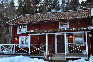 Overnight in a Swedish Log Cabin with Romantic Moonlight Hottub in Svartadalen