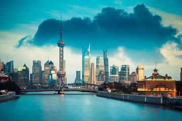 Coach Day Tour: Classic and Modern Shanghai with Lunch