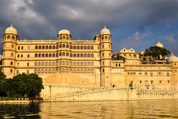 Udaipur Guided City Day Tour: City Palace, Jagdish Temple, and Lake Pichola