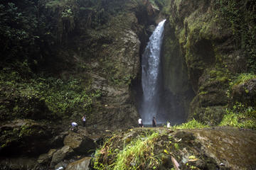 Private Tour: Cordoba Waterfalls Hiking Adventure from Armenia