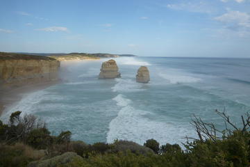 Overnight Great Ocean Road Tour from Melbourne Including Memorial Arch, Twelve Apostles, and Loch Ard Gorge