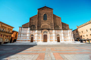 Bologna City Center Private Tour with a Local Guide