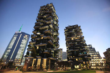 Milan Skyscrapers Guided Walking Tour: From Unicredit tower to Vertical Forest