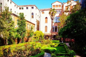 Secret gardens of Venice in the Dorsoduro district with Cichetti tasting