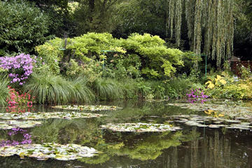 Intimate Giverny & Versailles all Day Tour from Paris including Lunch