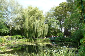 Intimate Half-Day Giverny from Paris with Pick up and Drop Hotel
