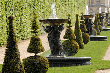 Versailles, Paris City Tour and Seine River Cruise Day Trip