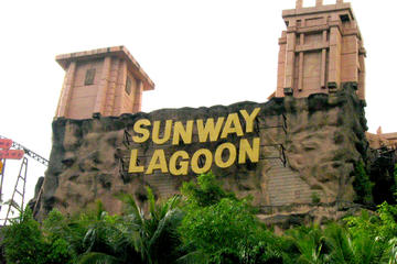 Day Trip Sunway Lagoon Theme Park with Round-Trip Transfer and Lunch