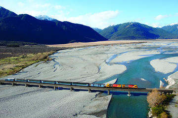 6-Day South Island Tour from Christchurch Including Milford Sound, Queenstown and Fox Glacier or Franz Josef Glacier