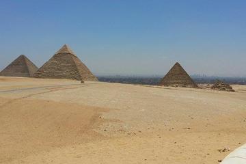 Private 8-Hour Tour of Giza Pyramids, Egyptian Museum and Old Cairo