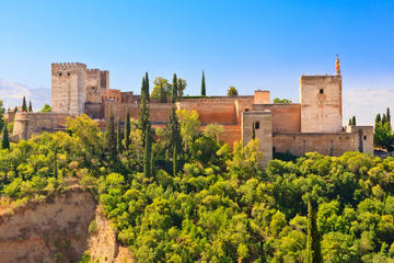 Granada Combo: Albaicin and Sacromonte Walking Tour and Hop-On Hop-Off Train