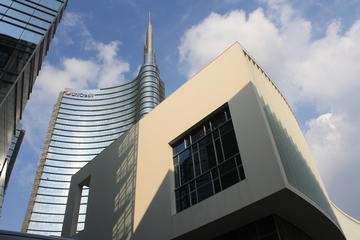 Food and Wine Tasting enjoying the New Milan