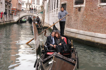 Fall in Love in Venice: Romantic Gondola and Typical Venetian Savors