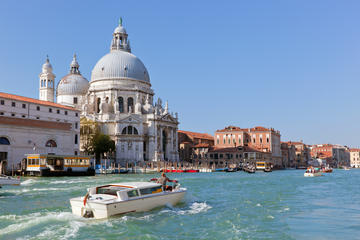 Unique experience: Grand Canal Tour by Boat and Lunch