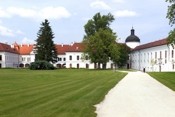 Godollo Palace and Traditional Farm Trip with Horse Show and Carriage Ride