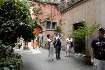 3-Hour Guided Walking Tour of Lyon With Silk Making