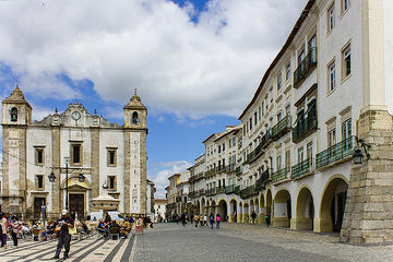 Evora and Arraiolos Private Full-Day Tour from Lisbon