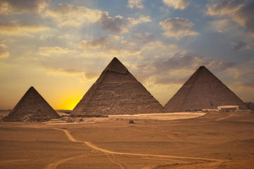 Private 6-Hour Tour to Pyramids of Giza and Egyptian Museum in Cairo with Lunch