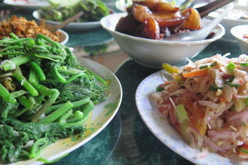 Local encounters with lunch at local house (Half day Guided private tour)