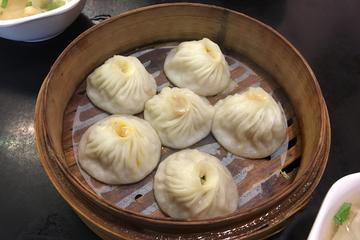 6-hour Genuine Shanghai Street Food Gathering and Sightseeing Highlight Tour