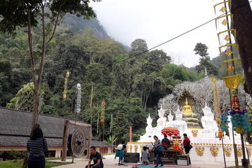 Private small group tour: Sticky Waterfall and Chiang Dao Cave