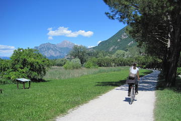 Small-Group Tour: Cycling and Culinary Outing from Lecco