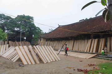 Visit rice paper making village Tho Ha