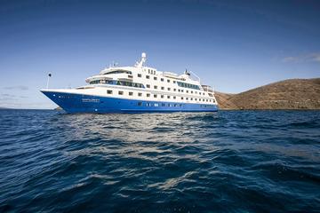 5-Day Galapagos Island Cruise: Western Itinerary Aboard 'Santa Cruz II'