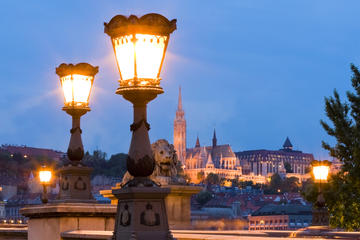 4-Hour Budapest Nightlife and Dinner Experience with a Local Guide