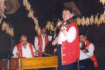 Folkloreföreställning med middag i ...