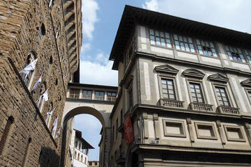 Private Palazzo Vecchio and Uffizi Tour through the Vasari Corridor footbridge