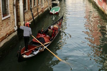 Hidden Venice Express Tour with Saint Mark's Basilica, Rialto and Gondola