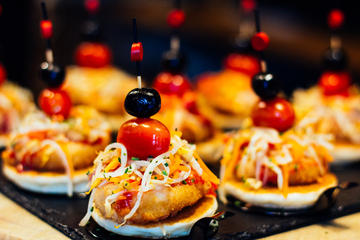 Private Tapas and Wine Tour with a Local