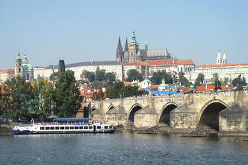 4-Hour Prague Old Town Walking Tour With Lunch On A Boat