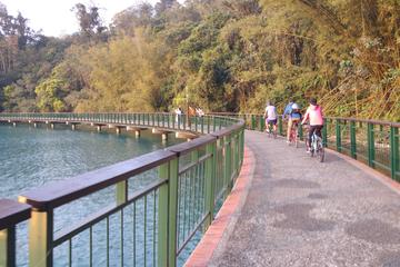Biking around Sun Moon Lake day tour