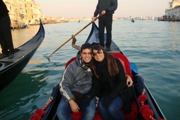 Gondoltur og serenade i Venezia