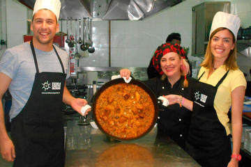 Paella Cooking Class and Flamenco Show with Tapas Dinner in Valencia