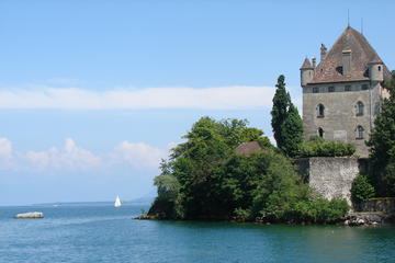 Independent Yvoire Tour and Lake Geneva Cruise with Private Transport from Geneva