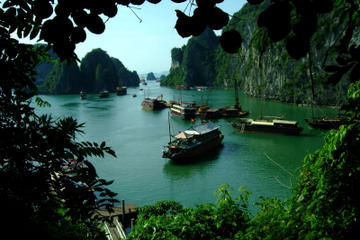 Private Tour: 4-Day Hanoi Highlights and Halong Bay Cruise