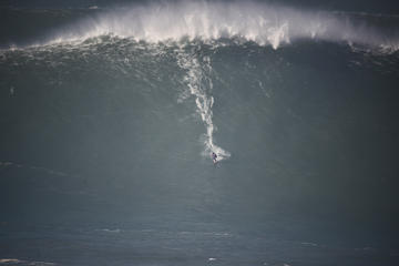 Private Tour: Nazare Big Waves from Lisbon