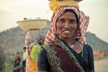 Mumbai Discovery Tour: Explore the City and Empower Communities
