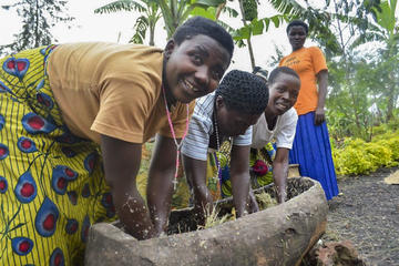 Rwanda Discovery Tour: Banana Beer and Banana Leaf Beehives