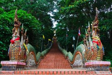 Doi Suthep Temple and Local Crafts Private Tour in Chiang Mai