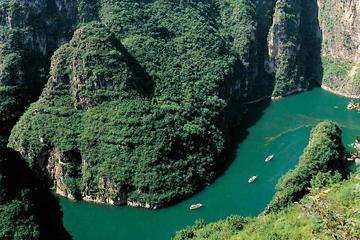 Longqingxia Gorge Cruise and Guyaju Cave Dwellings Private Day Tour