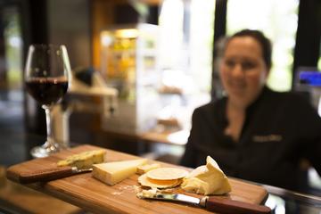 Behind-the-Scenes De Bortoli Gourmet Food and Wine Tasting Tour Including 3-Course Lunch
